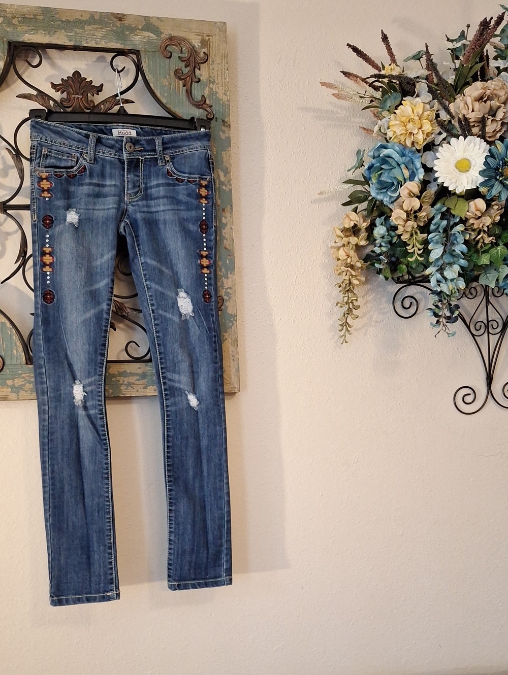 🔥🔥CLEARANCE🔥🔥 Mudd Denim Skinny Jeans with Bead Trim. Size 0